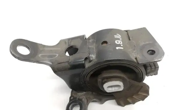 Mazda CX-5 Engine mount bracket