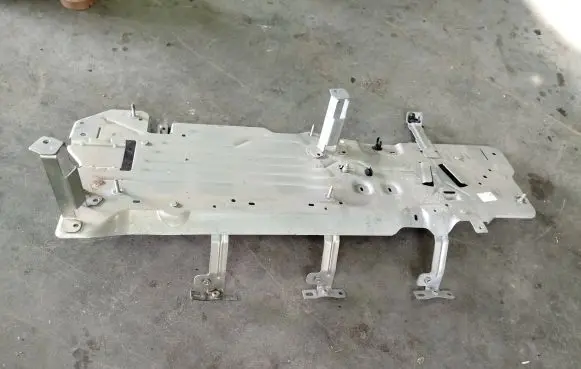 Peugeot 3008 II Hybrid/electric vehicle battery bracket 9847753780