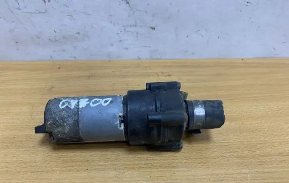 Mercedes-Benz E W210 Water pump C4700 0018351364