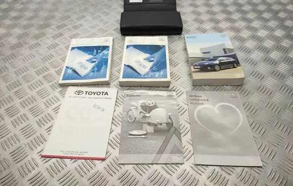 Toyota Avensis T270 Owners service history hand book 