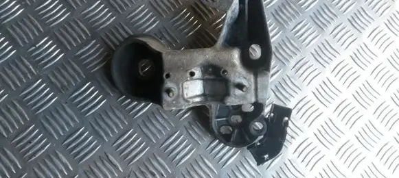 Audi A4 S4 B7 8E 8H Engine mounting bracket 8E0199352F