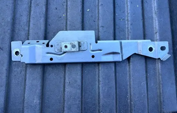 Fender mounting bracket