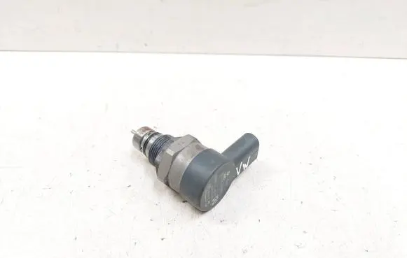 Volkswagen PASSAT B7 Fuel pressure regulator 057130764AB 0281006075 37133084