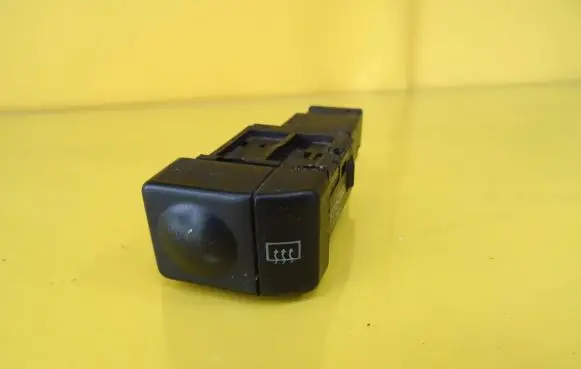 Hyundai Sonata Windscreen/window heater switch 9371033100