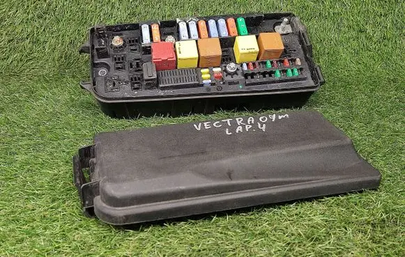 Opel Vectra C Power management control unit 13241893 13241893JR