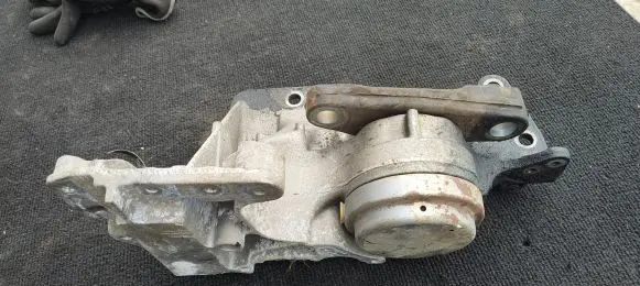 Nissan Qashqai Engine mount bracket 11220JD700