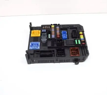 Opel Mokka B Fuse module 9832881080