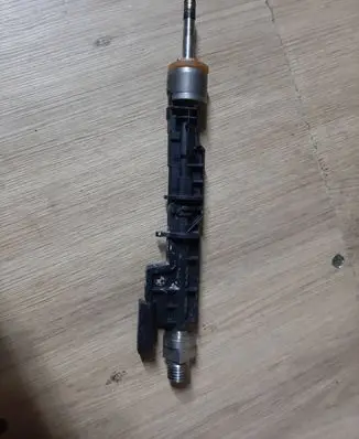 BMW M5 F90 Fuel injector 7852362 10213541
