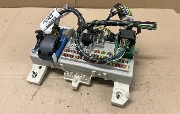 Ford C-MAX I Fuse module 4MT14A073