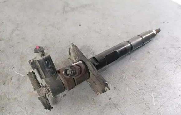Audi A8 S8 D3 4E Fuel injector 057130277M