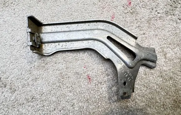 Mercedes-Benz S W222 Fender mounting bracket A2226260314 081311