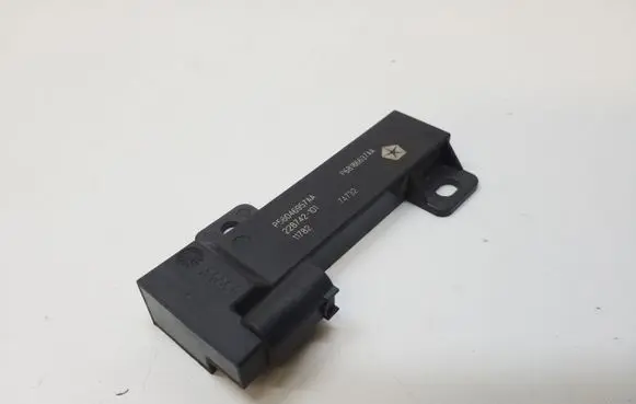 Jeep Cherokee Aerial antenna amplifier P56046957AA P68186637AA