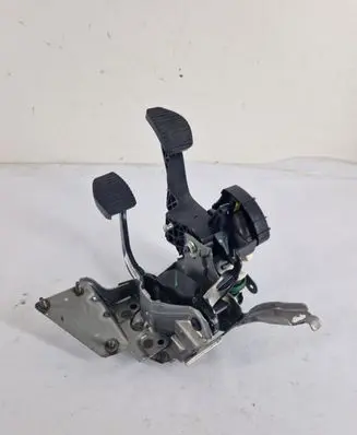 Peugeot 3008 I Clutch pedal 