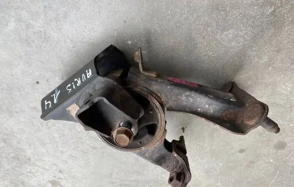 Toyota Auris E180 Engine mounting bracket