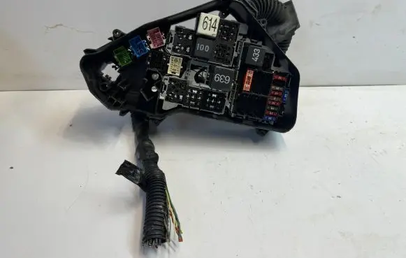 Volkswagen Touareg II Fuse module 7L0937615