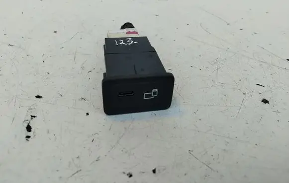 Mercedes-Benz Sprinter W907 W910 USB socket connector A2478204102