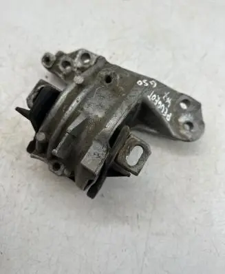 Peugeot 407 Engine mount bracket