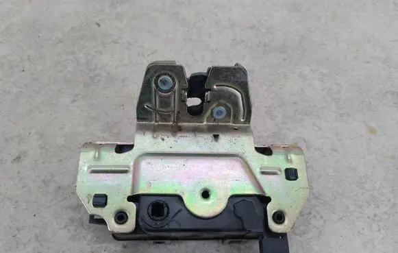 Opel Zafira B Tailgate lock latch 495058724