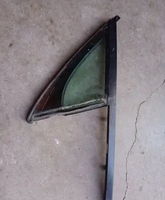 Volkswagen Touareg II Front door vent window glass four-door 7P6845113