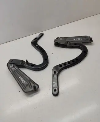 Tailgate/trunk/boot hinge