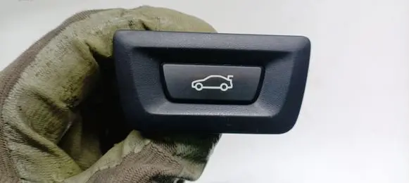 BMW 2 F46 Tailgate/boot open switch button 9275119