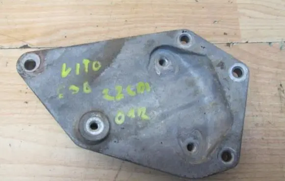 Mercedes-Benz Vito Viano W638 Engine mount bracket A2126900807