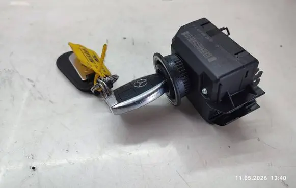 Mercedes-Benz C W204 Ignition lock A2079052600