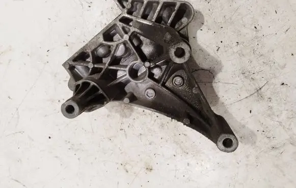 Engine mounting bracket