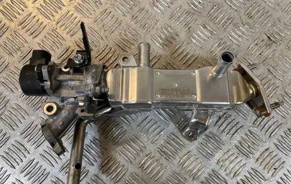 Lexus CT 200H EGR valve cooler 2560137010B 2562037120