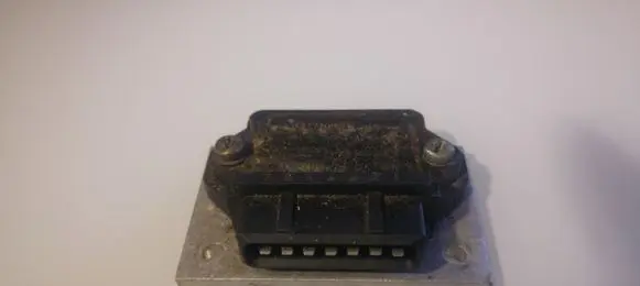 Volkswagen Golf II Ignition amplifier control unit 211905351D