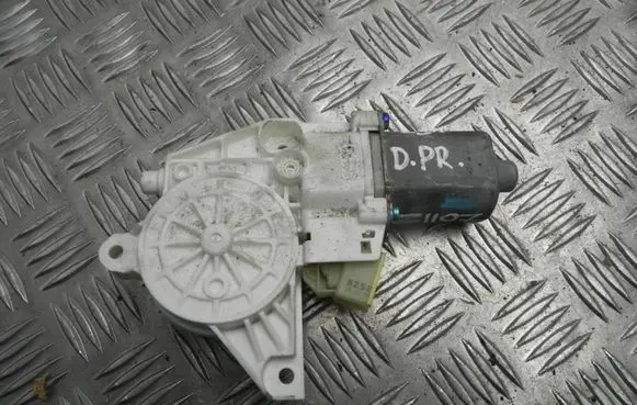 Mercedes-Benz R W251 Front door window regulator motor 0130822272 Z1107