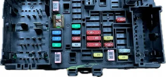 GMC Yukon Fuse box set 84114433 718845576 326645289
