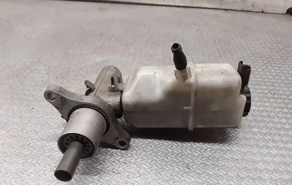 Master brake cylinder