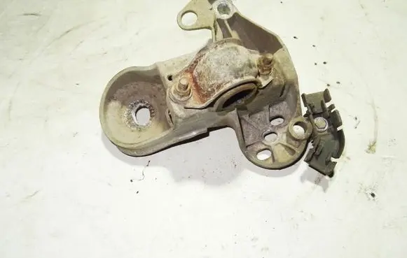 Audi A4 S4 B7 8E 8H Engine mounting bracket 8E0199352N