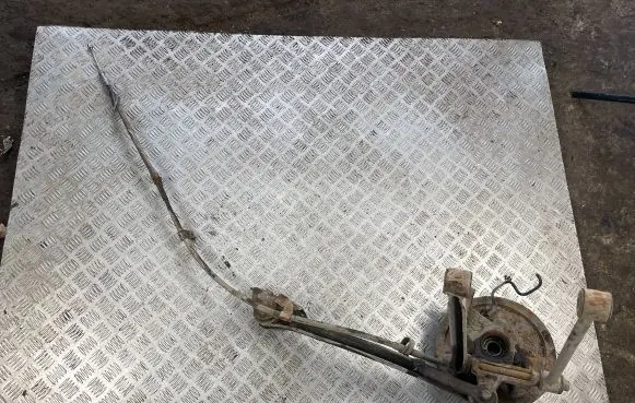 Subaru Impreza I Rear wheel hub