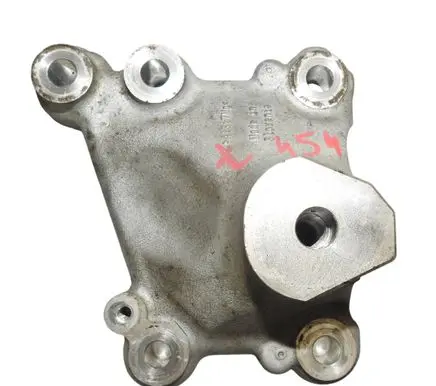 Engine mounting bracket