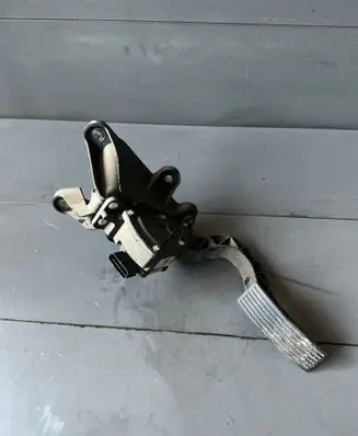 Accelerator throttle pedal