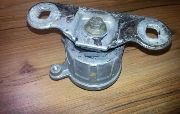 Ford Mondeo Mk III Engine mount bracket 2s716f012ad
