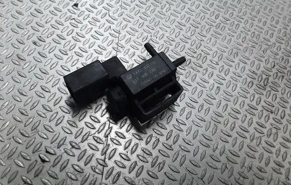 Volkswagen Golf V Vacuum valve 037906283C