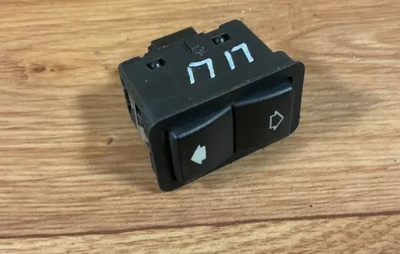 BMW 5 E39 Electric window control switch 8368974