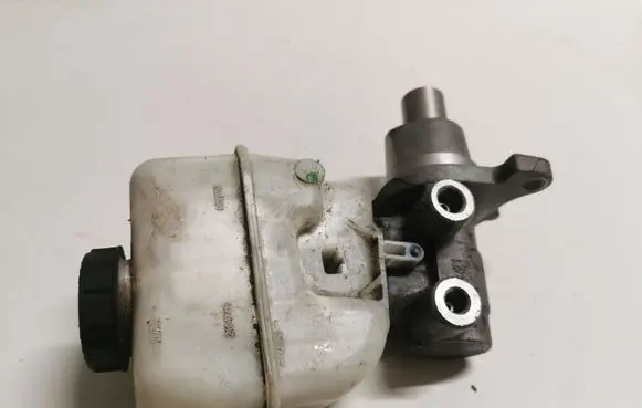 Ford Mustang V Brake fluid reservoir 