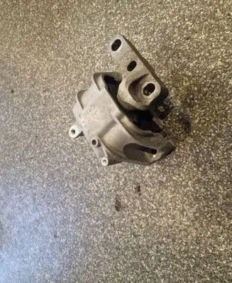 Volkswagen Golf V Engine mount bracket