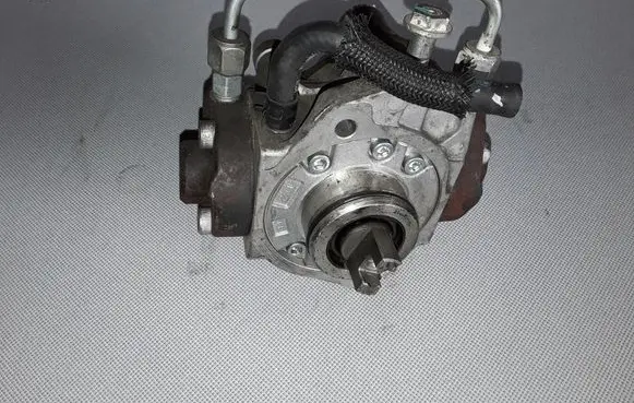 Toyota Avensis T270 Fuel injection high pressure pump 221000R040