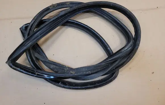 Volkswagen Jetta I Rubber seal tailgate window/glass 161845521
