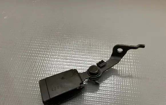 BMW M5 F90 Rear seatbelt buckle 747501803 636471200E 30112018