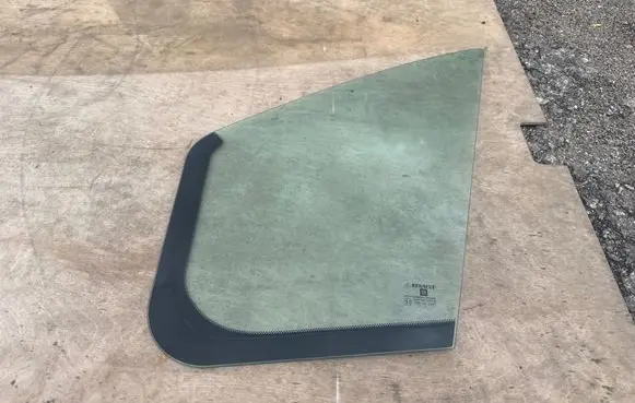 Opel Vivaro Front vent window/glass (coupe) 43R-011057