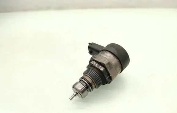Volvo V70 Fuel pressure regulator 30777576 0281002712