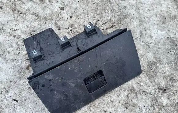 Glove box
