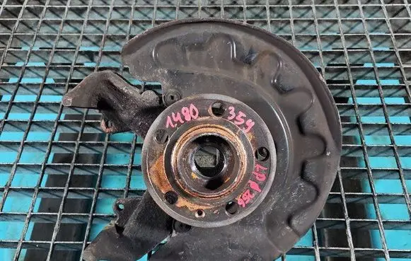 Front wheel hub spindle knuckle