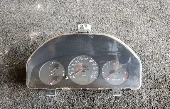 Mazda 323 F Speedometer (instrument cluster)